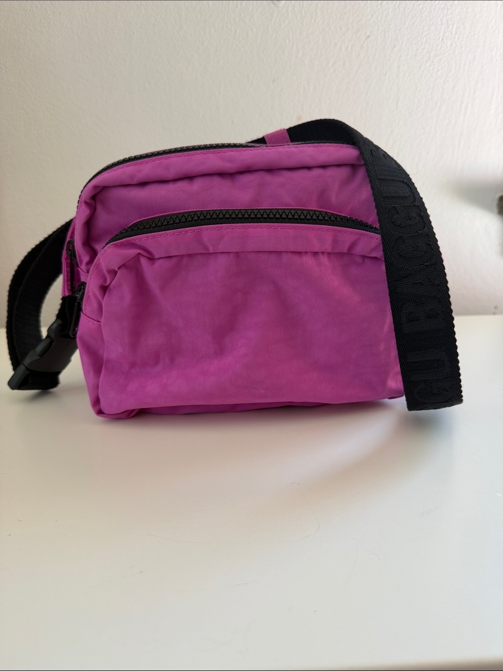 BAGGU Mini Crossbody Bag in Bright Magenta with Black Strap